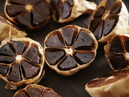 تصویر 2 از سیر سیاه تخمیر شده مناسب خوردن بدون سختی یا تندی